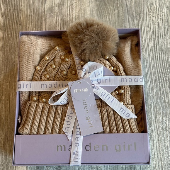 Madden Girl Beige Boxed gift set faux fur hat with Pearl Accents and scarf NEW! - Picture 1 of 4